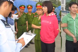 Trốn truy nã, khỏa thân trong khách sạn