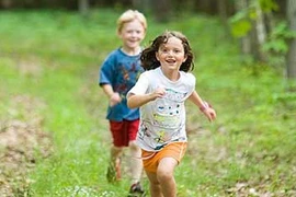 Bé gái la hét và chuyện bị “quên” ở trường