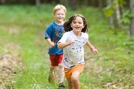 Bé gái la hét và chuyện bị “quên” ở trường