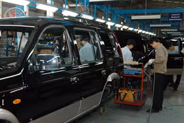 Kinh doanh ô tô, xe máy “gặp hạn” 