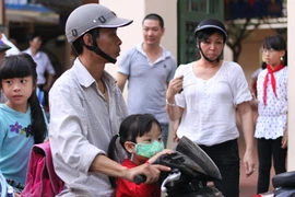 Dịch vụ đưa đón, giữ trẻ sau giờ học: Tiện nhiều, rủi ro không ít 