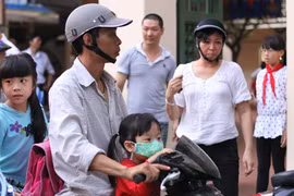 Dịch vụ đưa đón, giữ trẻ sau giờ học: Tiện nhiều, rủi ro không ít 