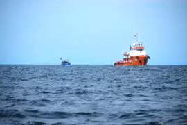 Tàu CSB 9002 cứu tàu cá bị nạn trên vùng biển Hoàng Sa