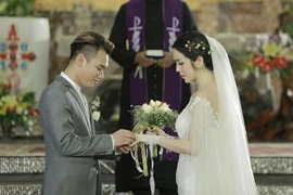 Khắc Việt khiến người hâm mộ ngỡ ngàng với hotgirl Mi Lan