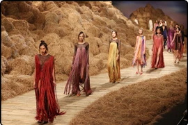 Ngắm nhìn lại bộ sưu tập "Tua rua" đầy màu sắc của NTK Đỗ Mạnh Cường 