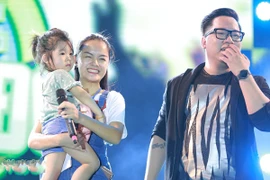 Phạm Quỳnh Anh tạm dừng chương trình để tìm mẹ giúp em bé đi lạc 