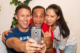 Vợ chồng Phạm Anh Khoa gặp gỡ tuyển thủ Ronney Johnsen và Dwight Yorke