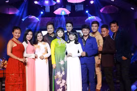 Ca sĩ hải ngoại Duy Trường được đồng nghiệp mừng sinh nhật trên sân khấu 