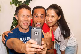 Vợ chồng Phạm Anh Khoa gặp gỡ tuyển thủ Ronney Johnsen và Dwight Yorke