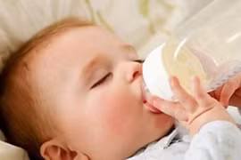 Trẻ bú bình lớn dễ bị béo phì