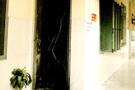 Xông vào bệnh viện tưới xăng đốt vợ cũ