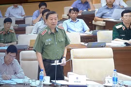 Đảm bảo sự chặt chẽ khi quy định cho phép cảnh vệ được quyền nổ súng, huy động tài sản