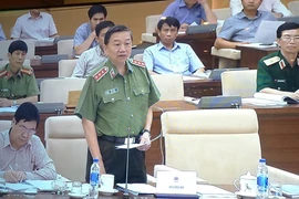 Đảm bảo sự chặt chẽ khi quy định cho phép cảnh vệ được quyền nổ súng, huy động tài sản