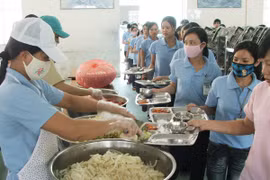 2 suất ăn công nhân tại bếp ăn tập thể ở có giòi bò ra