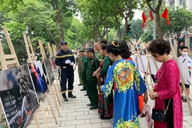 Triển lãm ảnh và tuyên truyền PCCC tại tuyến phố đi bộ hồ Hoàn Kiếm 