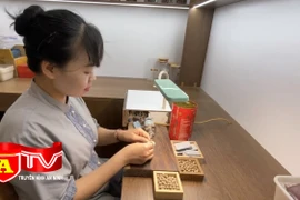 Những "ảo thuật gia" chế tác trang sức trầm hương