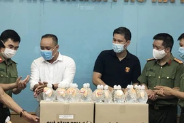 An ninh Thủ đô và Công ty Bell Đức tặng nước sát khuẩn tay phòng chống dịch Covid-19