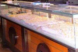 Xin gọi điện, đi vệ sinh nhờ rồi...cướp tiệm vàng táo tợn