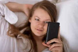 Cách sử dụng điện thoại mà không lo bị ung thư