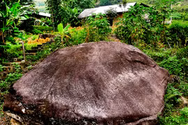 Vượt đèo Gió, thăm đá cổ hơn 1.000 năm tuổi