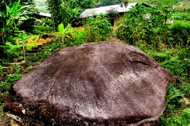 Vượt đèo Gió, thăm đá cổ hơn 1.000 năm tuổi