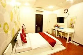 Cặp nhân tình chuyên trộm cắp tivi khách sạn, rồi nhờ lễ tân gọi xe tẩu thoát