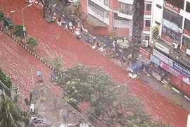 Đường phố Dhaka ngập chìm trong "dòng sông" máu