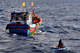 Ngư dân Việt Nam cứu sống 5 ngư dân Malaysia gặp nạn trên biển