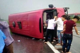 Lật xe trên cao tốc Pháp Vân – Cầu Giẽ, 11 người thương, vong 