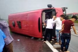 Lật xe trên cao tốc Pháp Vân – Cầu Giẽ, 11 người thương, vong 