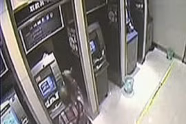 Dùng búa đập nát 9 cây ATM vì không rút được tiền