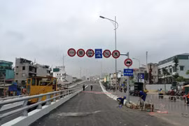 Cấm xe tải, xe thô sơ lưu thông lên cầu vượt Ô Đông Mác - Nguyễn Khoái