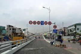 Cấm xe tải, xe thô sơ lưu thông lên cầu vượt Ô Đông Mác - Nguyễn Khoái