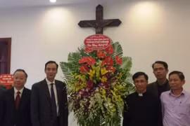 Phó Bí thư Thành ủy Đào Đức Toàn chúc mừng Giáo xứ Hàm Long dịp Lễ Noel 2016