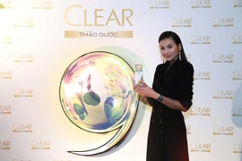 Siêu mẫu Thanh Hằng giới thiệu dầu gội Clear thảo dược