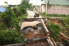 Mưa lớn, làm sập hai cây cầu tại Đồng Nai