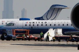 Nhân viên hành lý bị nhốt trong khoang máy bay