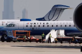 Nhân viên hành lý bị nhốt trong khoang máy bay