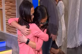 Phát trực tiếp cảnh đoàn tụ cảm động giữa hai chị em sinh đôi