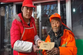 Mạng xã hội "cứu" ông già quét đường