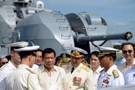 Tổng thống Philippines thăm tàu chiến Nga