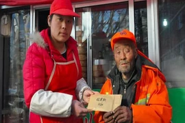 Mạng xã hội "cứu" ông già quét đường