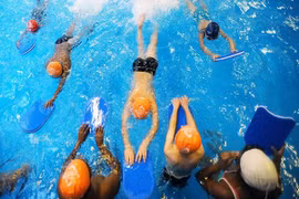 Không cho con gái học bơi cùng bạn nam, phụ huynh bị phạt 1.300 USD