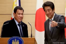 Thủ tướng Nhật Bản hội đàm với Tổng thống Philippines 