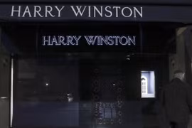 Tên cướp thản nhiên lấy đi số kim cương trị giá 16 triệu Euro