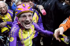 Cụ ông lập kỷ lục thế giới về đạp xe ở tuổi 105