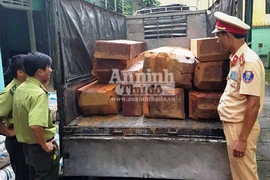 Bắt xe tải chở 10 phách gỗ dạ chồn cỡ lớn