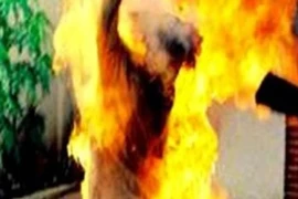 Không trả được nợ, người đàn ông dùng xăng tự thiêu