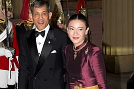 Thái tử Thái Lan tước bỏ tên hoàng tộc của vợ