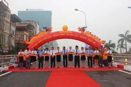 Cầu vượt Hoàng Minh Giám - Nguyễn Chánh thông xe, cấm các loại xe tải